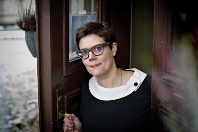 Johanna Yliviitala johtaa Pohjanmaan sosiaalipsykiatrista yhdistystä. Työssään hän on havainnut, miten vaikeaa osatyökykyisen on löytää työpaikkaa. KUVA: TOMI KOSONEN