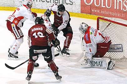 Kiekko-Laserin Tomi Körkkö teki keskiviikkona joukkueensa toisen maalin, kun oululaiset kaatoivat Kajaanin Hokin. Pahassa loukkaantumissumassa seilaava Hokki on valumassa kovaa vauhtia kohti Mestiksen pohjaa.