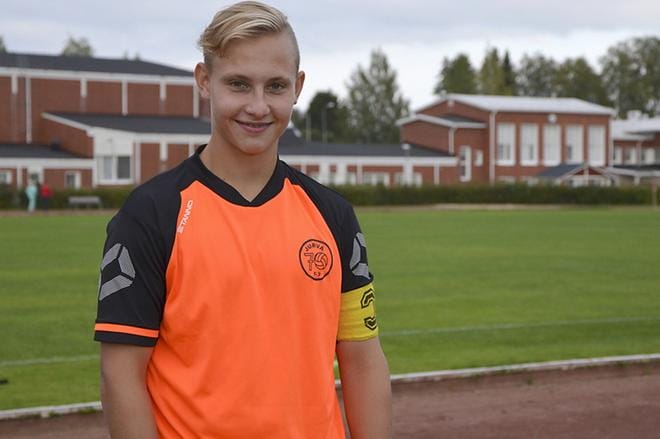 Valtteri Lehtosesta tuli maanantaina ensimmäinen jurvalainen jalkapalloilija Suomen korkeimmalla sarjatasolla. Lehtonen pelasi vielä viime kaudella Kutosta Jurva-70:n riveissä, mutta nyt hän on ehta liigapelaaja. KUVA: EVELIINA KÄLVIÄINEN / ARKISTO