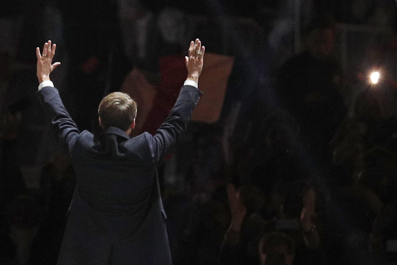 Ranskan presidentiksi valittu Emmanuel Macron tervehti kannattajiaan sunnuntai-iltana