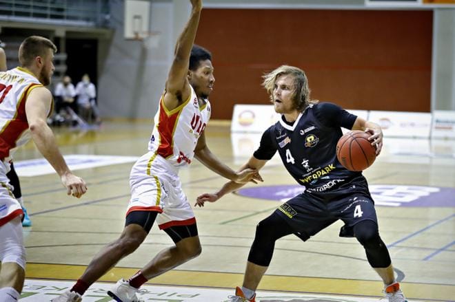 Kobrien Antto Nikkarinen oli avaintekijä Kobrien voitossa Ura Basketista. Kevaughn Allen yritti myös estää Nikkarisen koriaikeita. KUVA: TOMI KOSONEN