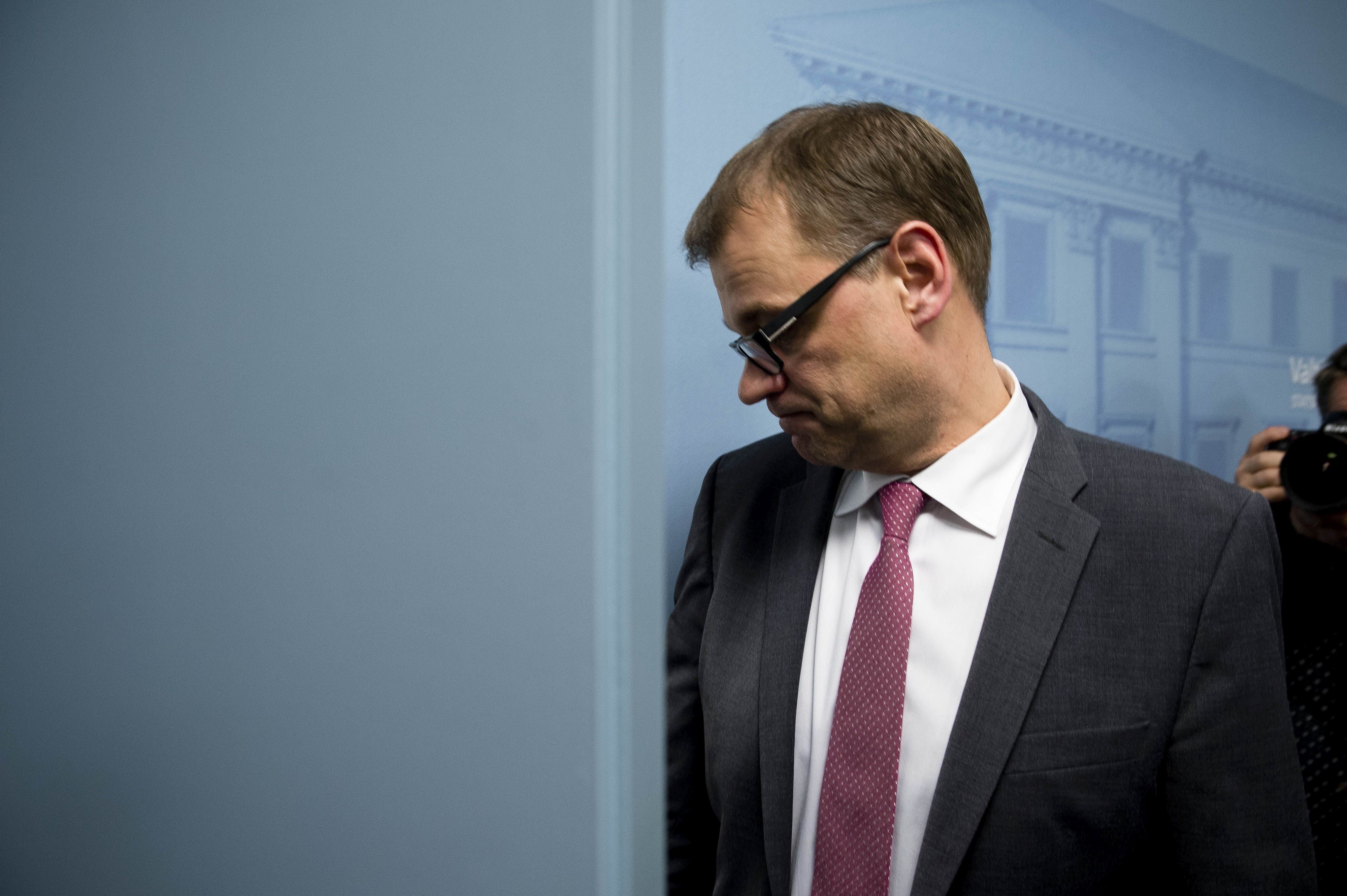 Pääministeri Juha Sipilä poistumassa tiedotustilaisuudesta marraskuussa 2015, jolloin Sipilä uhkasi hallituksensa erolla. Syynä olivat tuolloinkin vaikeudet sote-uudistuksessa.