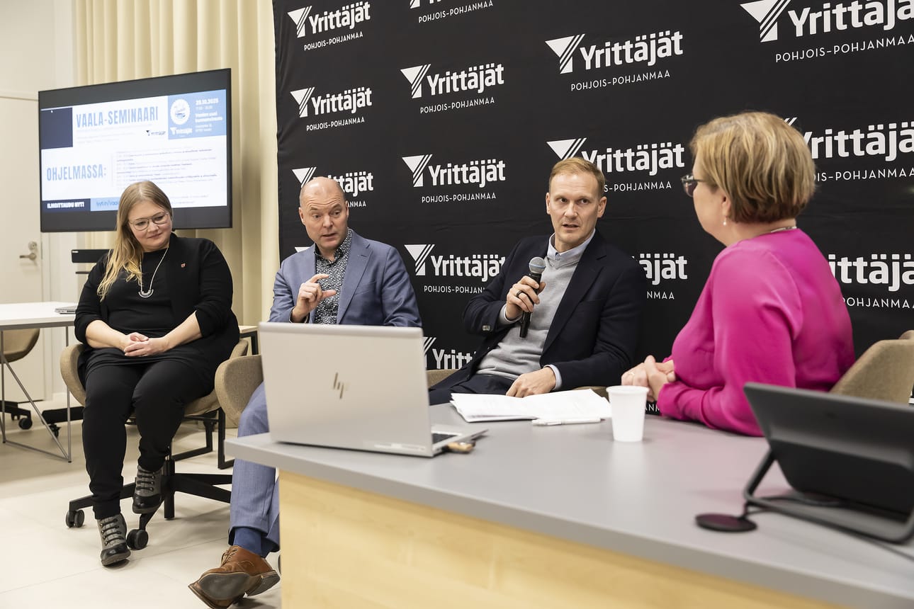 Vaalan kunnanjohtaja MInna Kärkkäisen johdolla käytiin paneelikeskustelu energiahankkeiden mahdollisuuksista alueen yrittäjyydelle ja elinvoimalle. Keskustelemassa olivat kaavoituspäällikkö Marianne Ojala (vas.), maakuntajohtaja Jussi Rämet ja VetyAlfan konsernijohtaja Antti Tanskanen.