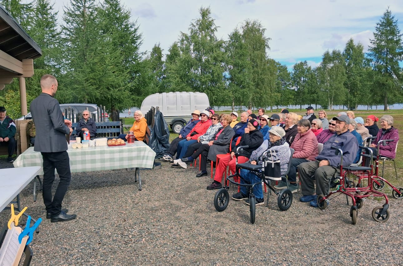 Pohjois-Suomen Syöpäyhdistys ry Pudasjärven osasto avasi syyskauden Rajamaanrannan laavulla.