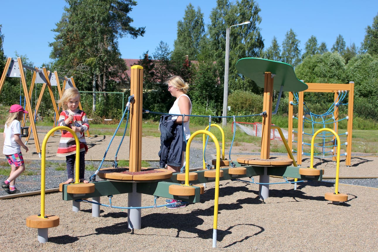 Leikkikentällä on vermeitä joka lähtöön. Åsa testaa hyppelytelinettä.