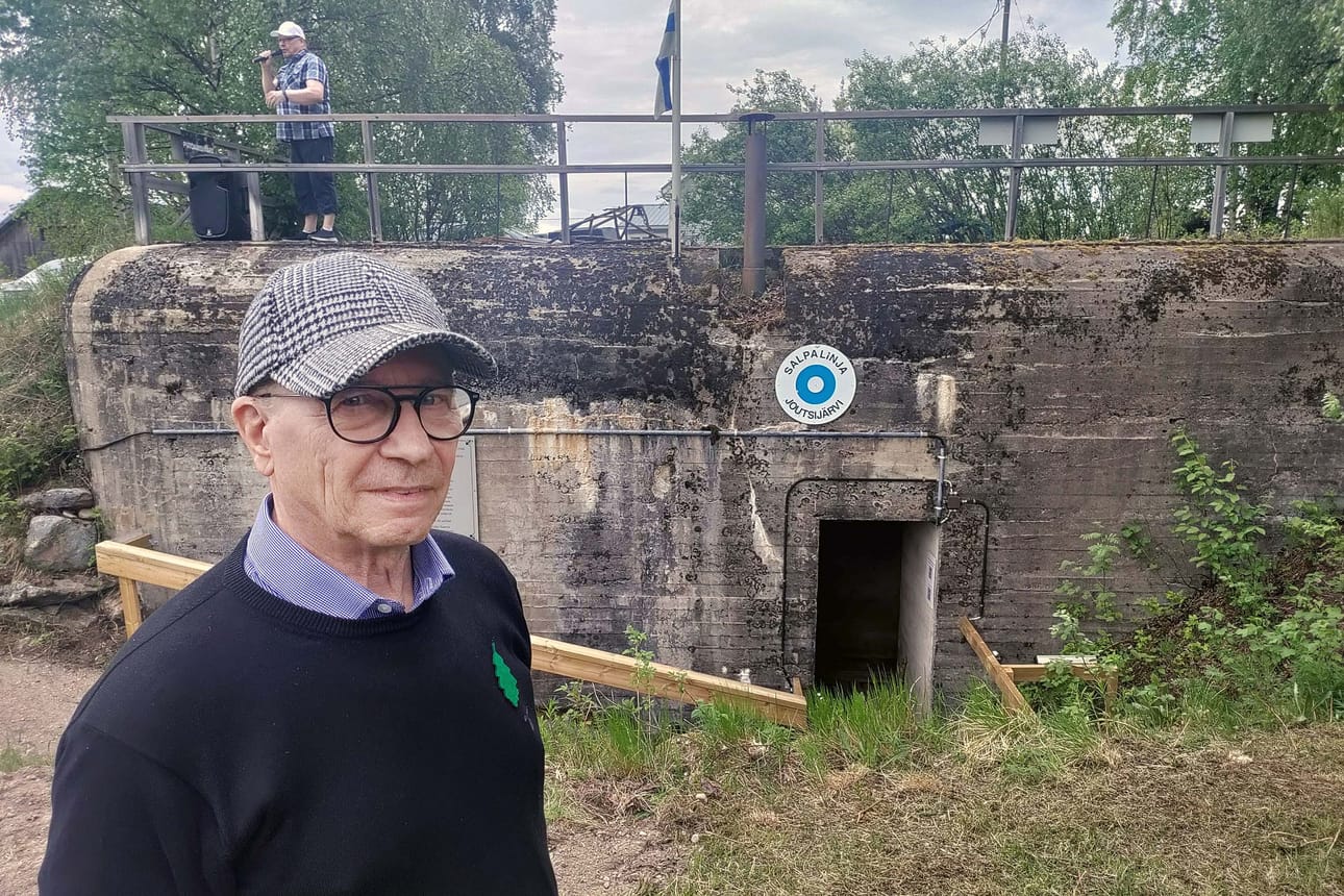 Pikkupoikana Seppo Alajoutsijärvi kuuli tarinoita sota-ajasta isältään ja ukiltaan. Salpalinjan bunkkeri Joutsijärvellä on hänelle tuttu kohde, jossa toimii museo.