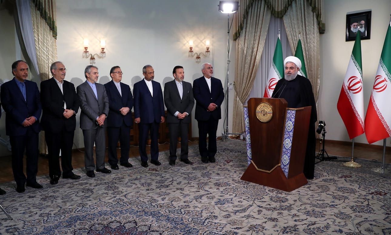 Iranin presidentti Hassan Rouhani kommentoi Trumpin päätöstä siten, että Iran pysyy vielä sopimuksessa, jos sopimus pysyy Iranin kansallisille eduille hyödyllisenä.