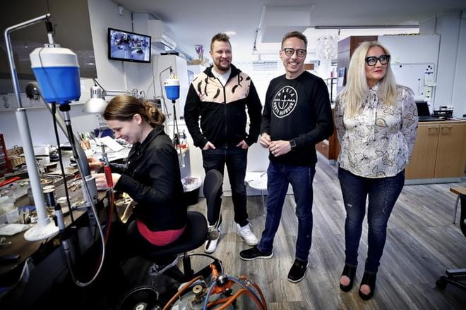 Anni Hotakainen istuu kultasepän työpöydällä. Hän on harjoittelun jälkeen jäänyt töihin Joona, Aimo ja Päivi Hanhiniemen omistamaan kultasepänliikkeeseen. Viiloin, pihdein, vasaroin ja muiden työkalujen kanssa tehdään tarkkaa työtä. KUVA: TOMI KOSONEN