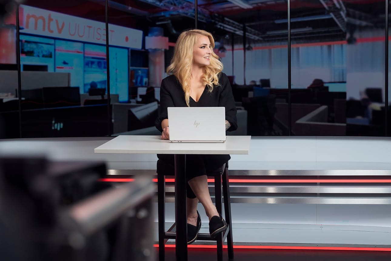 Jonna Kumpula kokee pohjalaisista juuristaan olleen hyötyä media-alalla työskentelyssä.