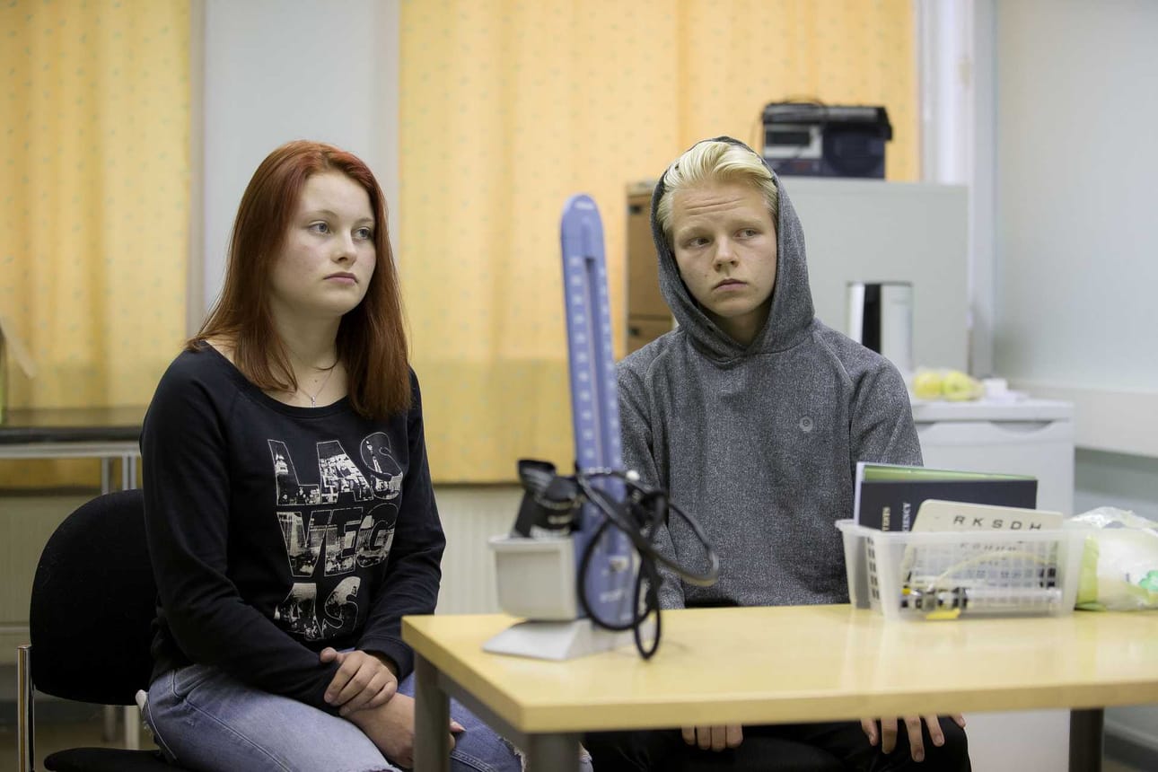 Ysiluokkalaisten Milla Kivilompolon ja Samuel Erkkilän mielestä nuorten ja lasten ruutuaikaa ei tarvitse rajoittaa, kunhan liikuntaakin tulee.