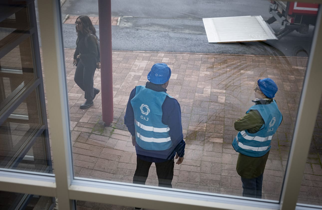 Opetusalan Ammattijärjestö OAJ:n lakkovahdit päivystivät Oulun ammattikorkeakoulun Linnanmaan kampuksen pääsisäänkäynnillä.