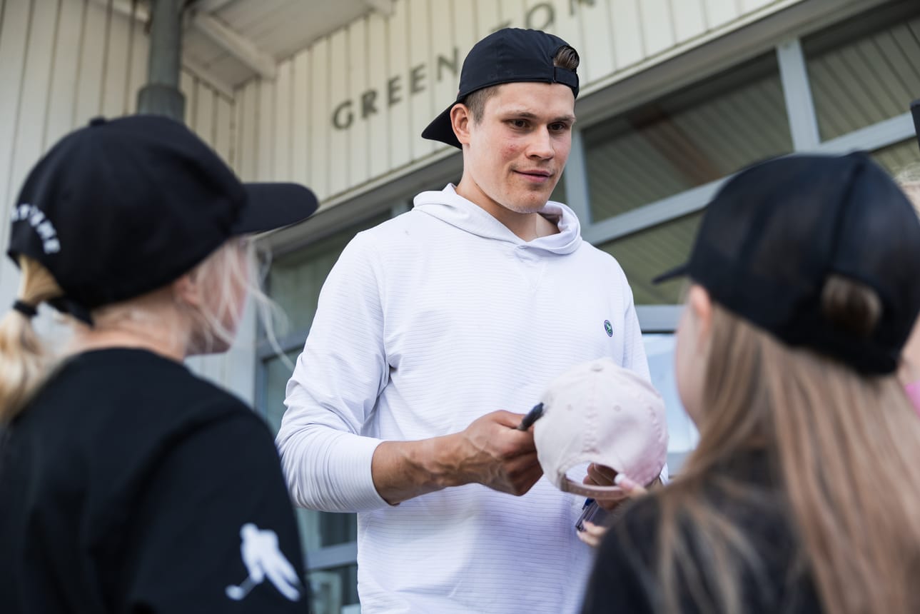 Jesse Puljujärven ympärillä riitti hyörinää pitkin päivää, kun hän vieraili kotikaupungissaan.