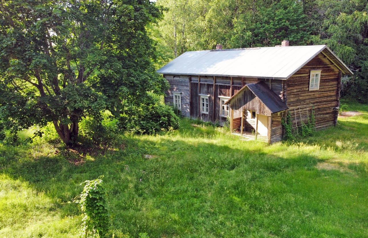 Järvi-Tarkan tilan päärakennus on vuoraamaton, mutta asumiskelpoinen. Tilalla asui aikoinaan Arvo Virtanen -niminen mies, joka muutti kuitenkin 90 ikävuoden kieppeillä kaupungin keskustaan ja kuoli pian täytettyään sata vuotta. Perikunta myi tilan Luonnonperintösäätiölle 2019.