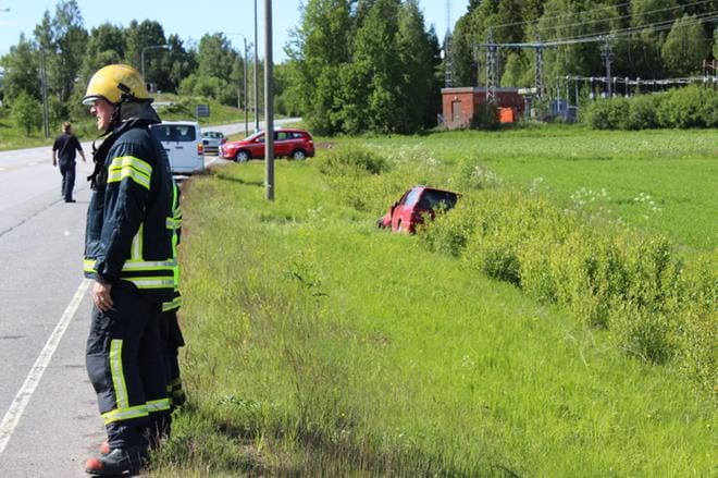 Liikennettä ohjattiin Lålbyssä Eurooppatie kahdeksalla. Toisen auton perään ajaneen miehen auto lojui ojassa. KUVA: MINNA ZILLIACUS