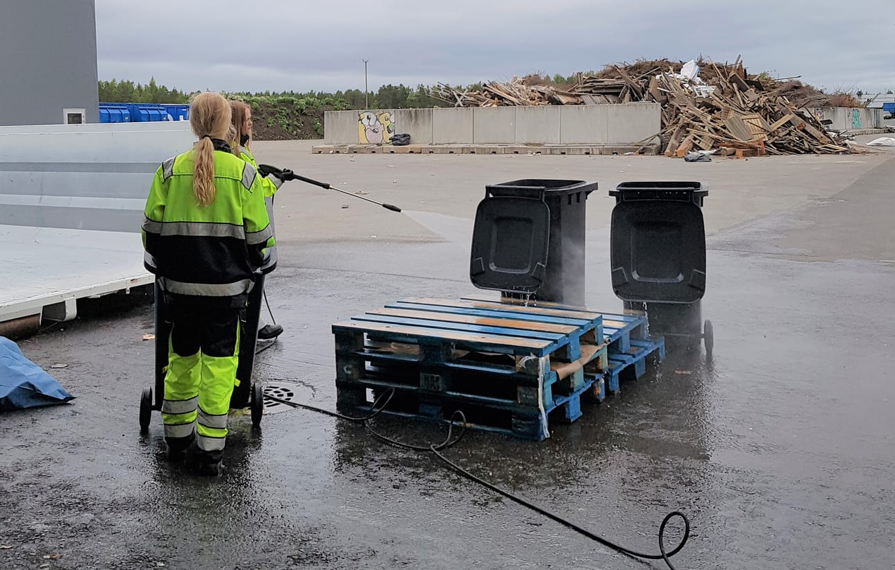 Nuoret työskentelevät Vestialla kahden viikon mittaisissa jaksoissa kesä-heinäkuun aikana.