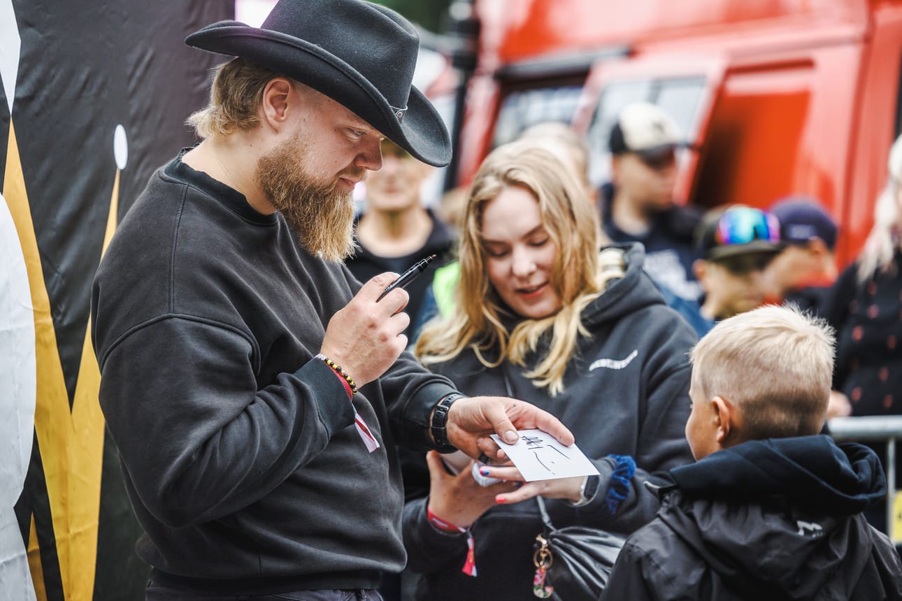 Aatu Turpeinen (vas.) ja Jenni Käsmä (oik.) kohtasivat seuraajansa kiireettömästi väentungoksesta huolimatta.
