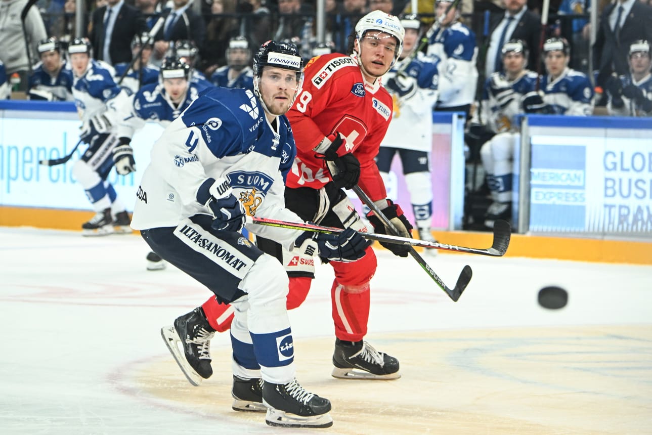 Mikko Lehtonen jahtasi lopussa kiivaasti tasoitusta, mutta ei saanut kiekko sveitsiläismaaliin. Vieressä Sveitsin Calvin Thurkauf.