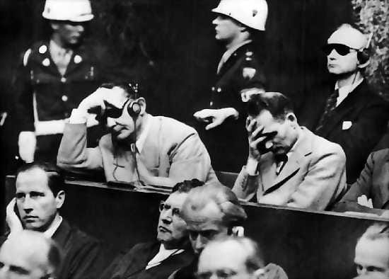Syytettyjen penkillä. Saksan ilmavoimien komentaja Hermann Göring (vas) ja Hitlerinvaramies Rudolf Hess Nürnbergissä 1. lokakuuta 1946.