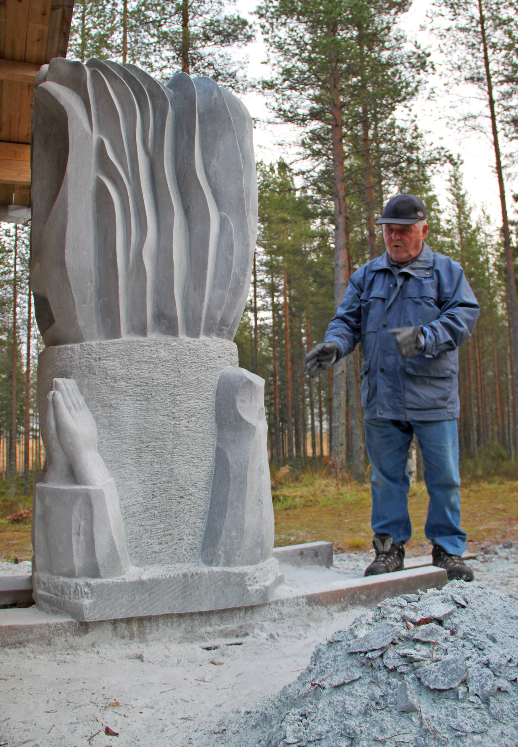 Vilho Outila on veistänyt muistomerkkiä käsin satoja tunteja. Siitä kertoo myös teoksen vieressä kohoava kivimurskekasa.