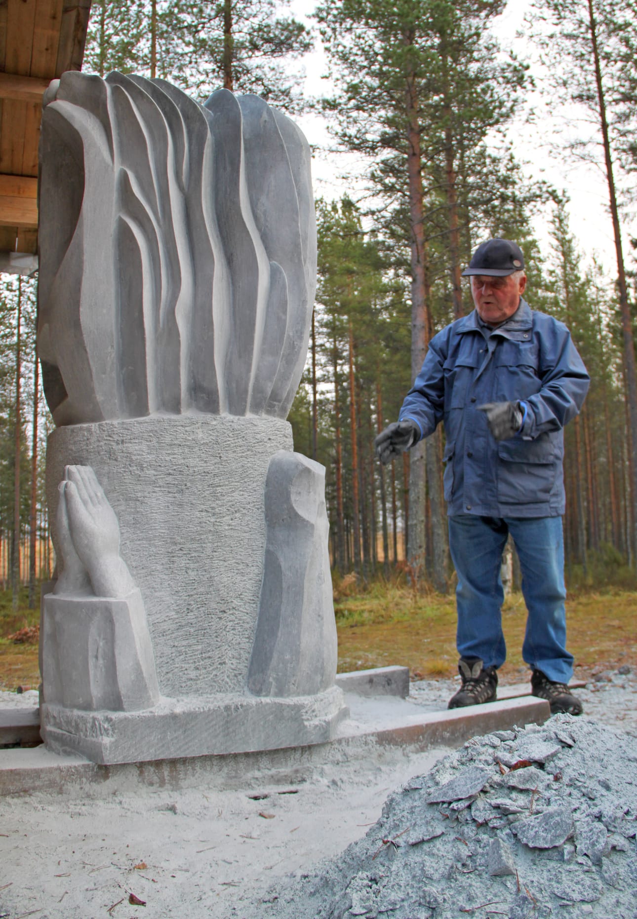 Vilho Outila on veistänyt muistomerkkiä käsin satoja tunteja. Siitä kertoo myös teoksen vieressä kohoava kivimurskekasa.
