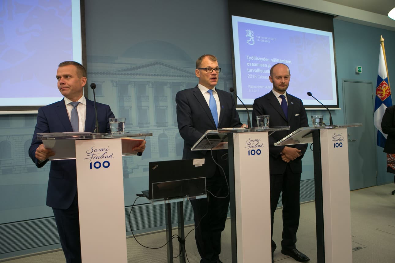 Petteri Orpo, Juha Sipilä ja Sampo Terho esittelivät torstaina hallituksen budjettiesitystä, jossa turvallisuus nousee keskiöön.