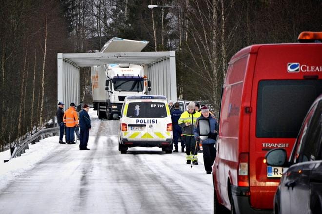 Postin ajossa olleen kuorma-auton kuormakori osui Liinaniemen teräsristikkosillan ylärakenteisiin torstaina. KUVA: TUOMO HÄMÄLÄINEN
