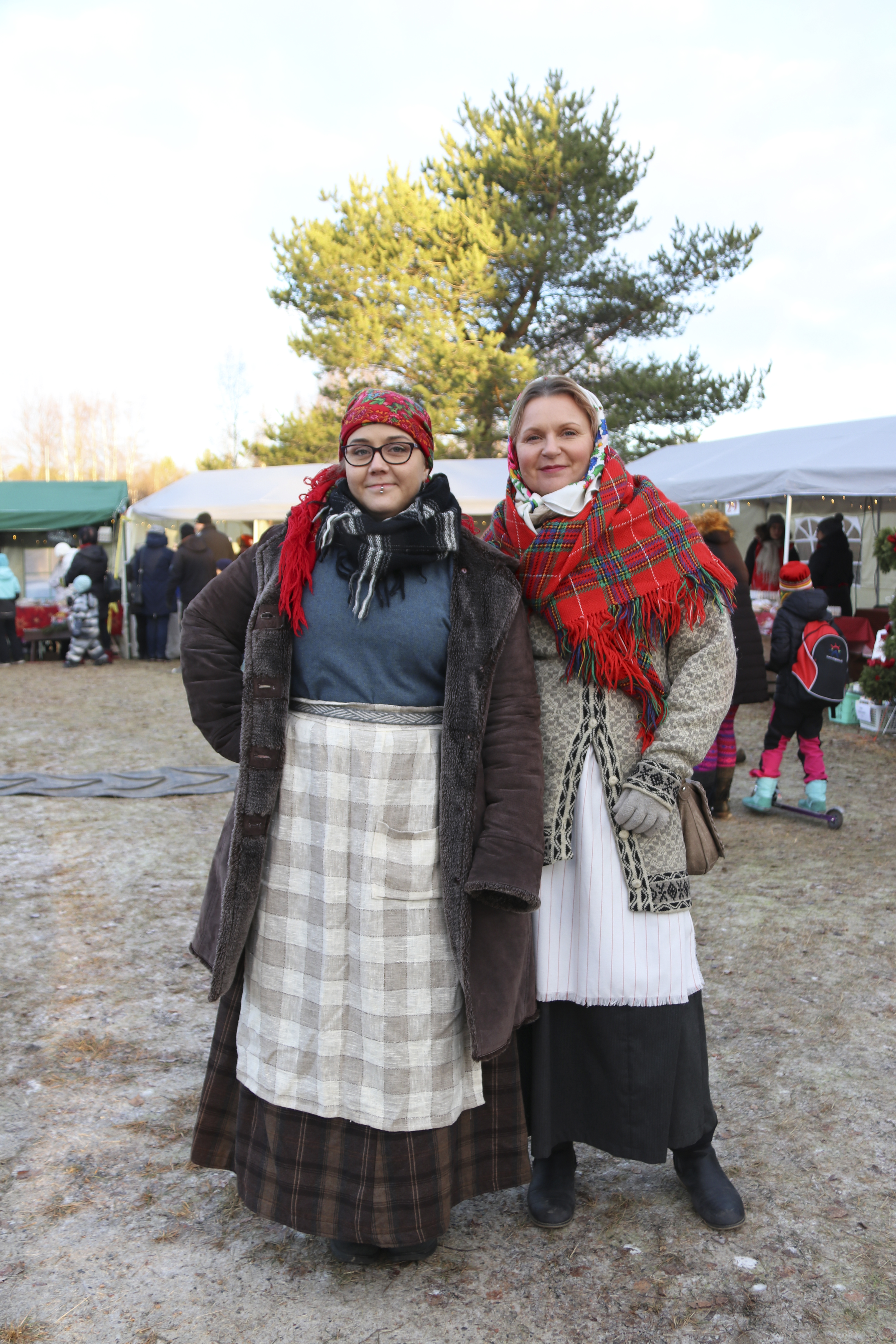 Hanna Puolakka ja Riina Kohonen edustivat museoväkeä entisajan hengessä.