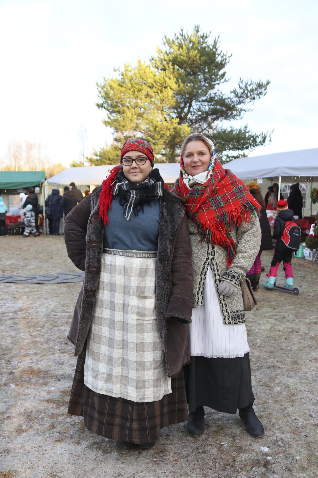 Hanna Puolakka ja Riina Kohonen edustivat museoväkeä entisajan hengessä.