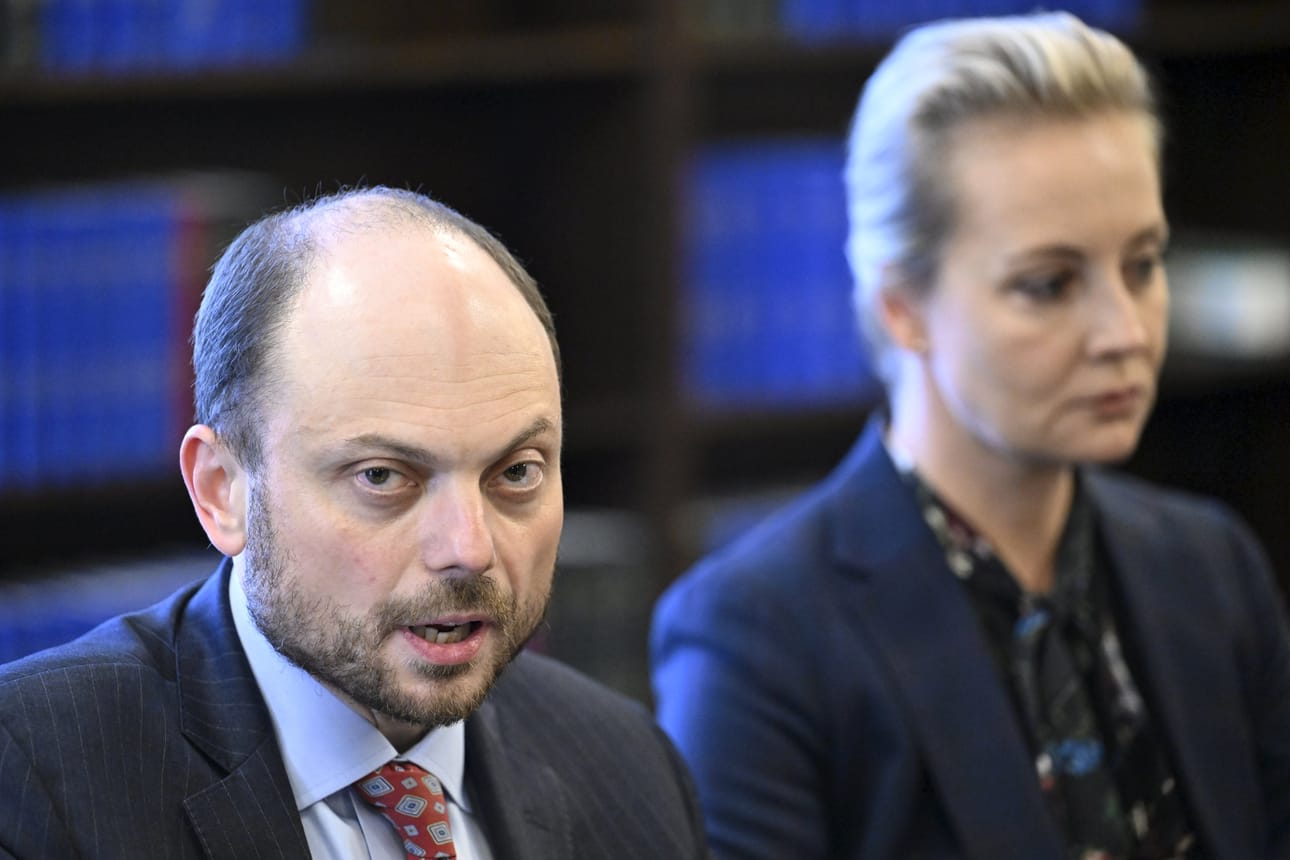 Vladimir Kara-Murza (vas.) ja Julija Navalnaja ovat kaksipäiväisellä vierailulla Helsingissä. LEHTIKUVA / Heikki Saukkomaa