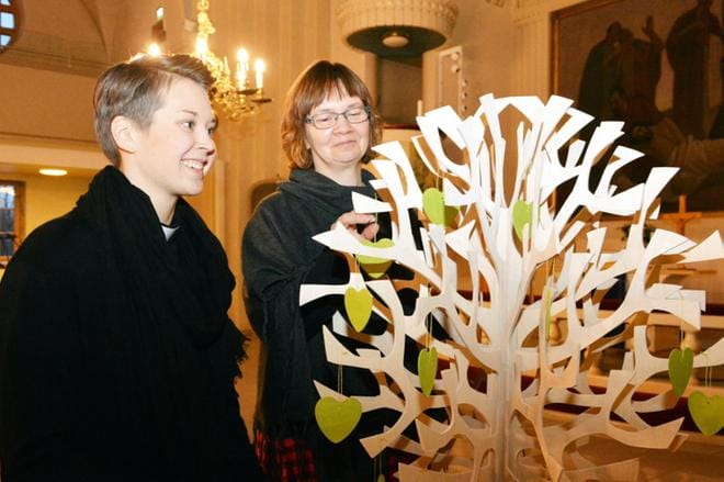 Alavuden seurakunnan seurakuntapastori Liisa Toivonen (vasemmalla) kokeili loppuvuodesta 2016 yhdessä lapsityönohjaaja Merja Anttilan kanssa, miltä vihreät sydämet näyttävät tuolloin uudessa kastepuussa. KUVA: MIINA HAKALA