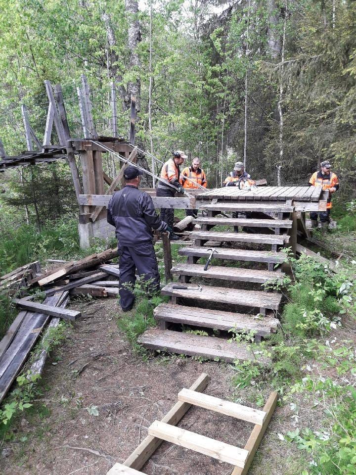 Riippusillan korjaustyöt ovat käynnissä.