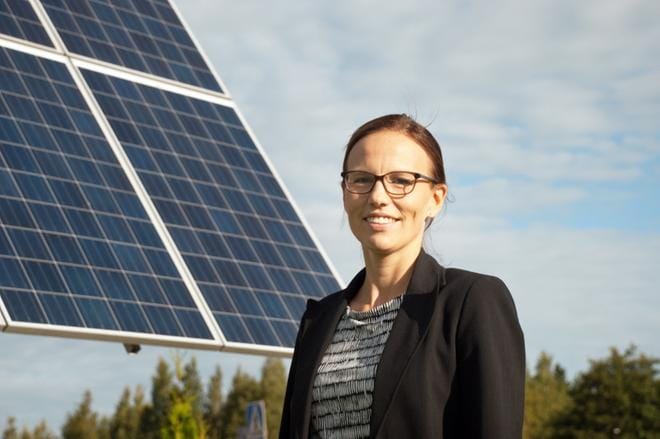 Koillis-Satakunnan Sähkön toimitusjohtaja Anu Rantala muistuttaa, että kansalaisten ei pidä poistaa johtojen päälle kaatuneita puita omatoimisesti. ARKISTOKUVA: KAROLIINA SYRJÄ