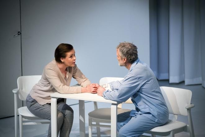 Isän (Jorma Tommila) sairaus asettaa Anne-tyttären, (Leena Nuora) kipeiden päätösten tekijäksi. KUVAT: JARNO PELLINEN