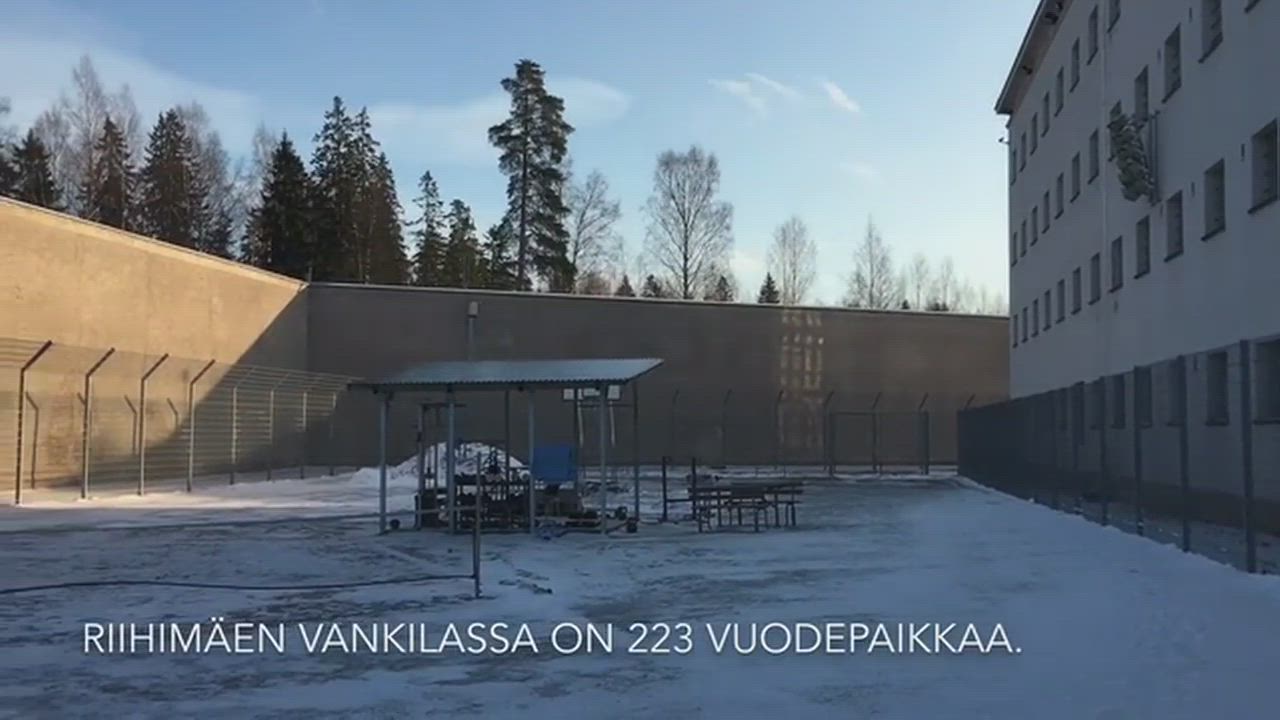 Riihimäen vankilassa istutaan vain pitkiä tuomioita - tältä näyttää vangin selli