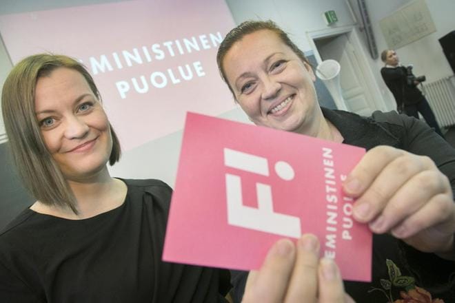 Feministisen puolueen puheenjohtaja Katju Aro (vas.) ja puolueen ainoa tamperelainen kuntavaaliehdokas Annamaija Saarela kävivät läpi puolueen kuntavaalitavoitteita tiistaina Helsingissä. KUVA: MAURI RATILAINEN