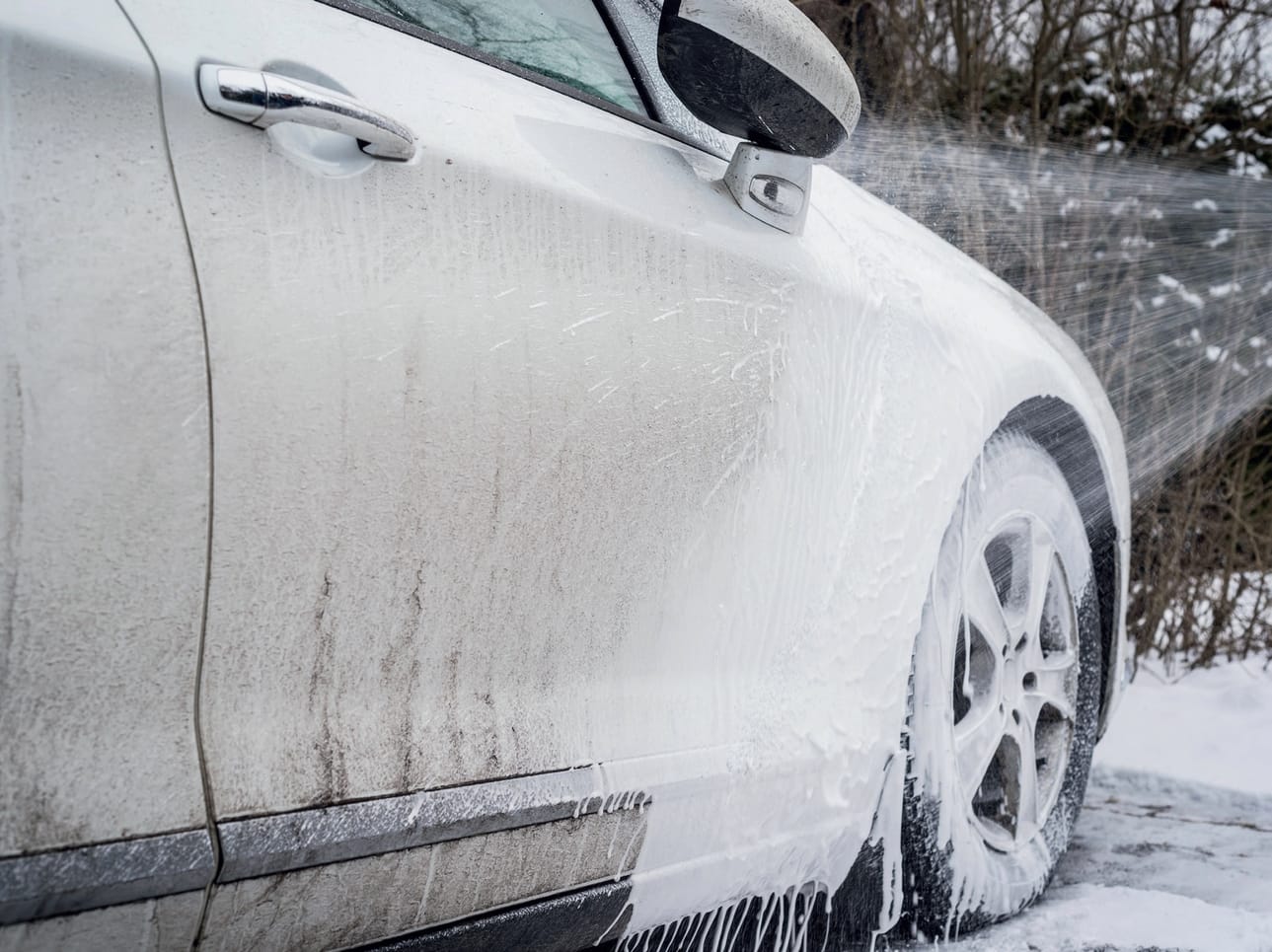 Tarkoitukseen sopiva esipesuaine levitetään painepullosta, sumutinpullosta tai painepesuriin liitettävästä vaahdottimesta alhaalta ylöspäin edeten.