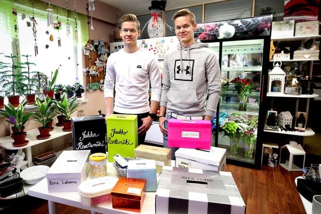 Jukka (vas.) ja Jaakko Rantamäki pääsevät kurkistamaan lahjalaatikkoihinsa 31. toukokuuta. KUVA: JOUKO HÄNNINEN