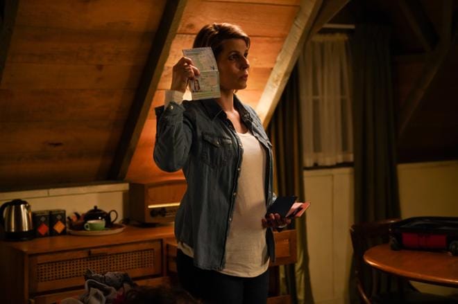 Silvia Petersen (Cecilie Stenspil) vaihtaa tiuhaan ulkonäköään ja passiaan pakoillessaan pahamaineista rikollispomoa Uuteen-Seelaantiin. KUVA: Viaplay