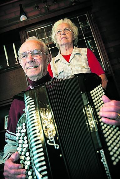 Arvi Kurikka aloitti haitarinsoiton kahdeksanvuotiaana. Aune-vaimon kanssa on pidetty yhtä jo 60 vuotta.