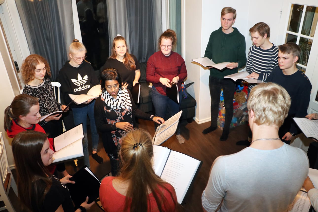 Murron nuorisokuoro kokoontuu harjoittelemaan Maria Paason kotiin joka torstai-ilta.