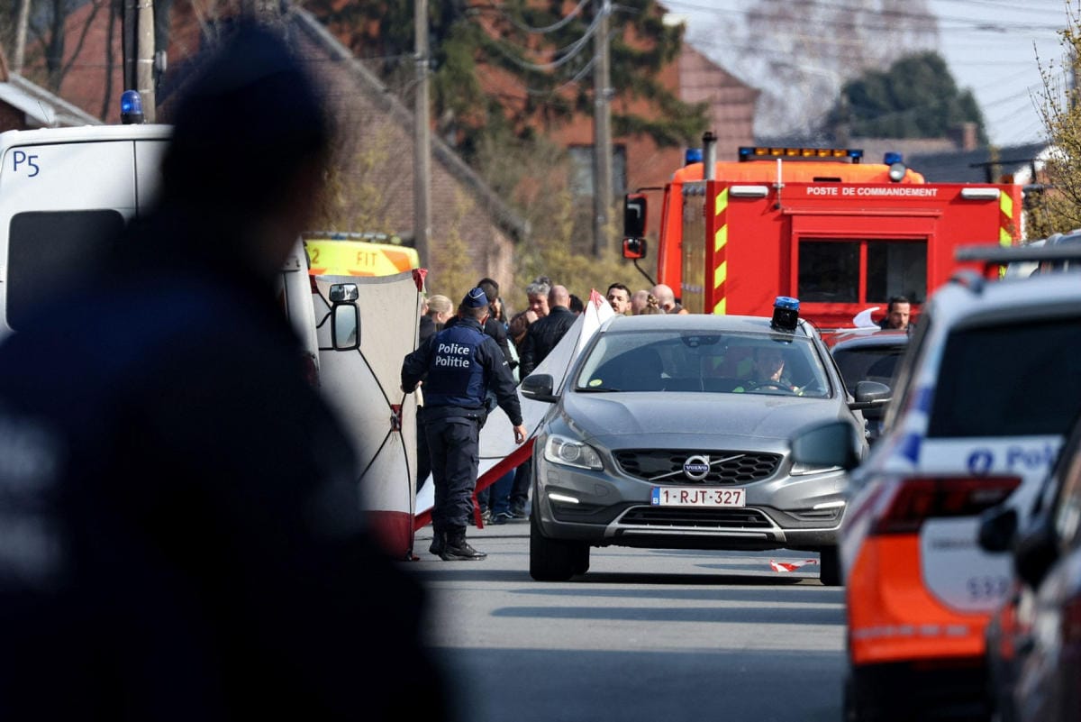 Poliisi saapui onnettomuuspaikalle Belgian Strepy-Bracquegniesissa. LEHTIKUVA / AFP