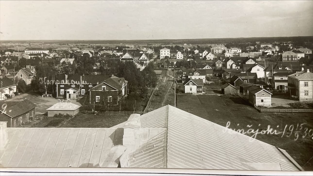 Seinäjoen keskustaa 1930 lääninsairaalan katolta nähtynä. Edessä on Marttilan vanha kansakoulu vuodelta 1878 ja taaempana Työväentalo vuodelta 1922. Suoraan edessä on Seurahuone vuodelta 1928 ja vasemmassa laidassa tunnistaa kivikoulun. Muu rakennuskanta on hävinnyt.
