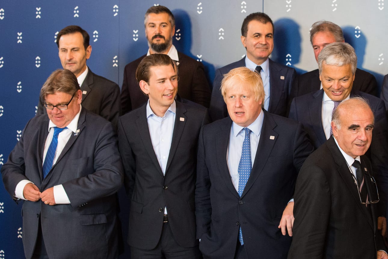 Daily Mail arvosteli muun muassa tämän kuvan perusteella Timo Soinin (ensimmäinen vasemmalta) pukeutumista.