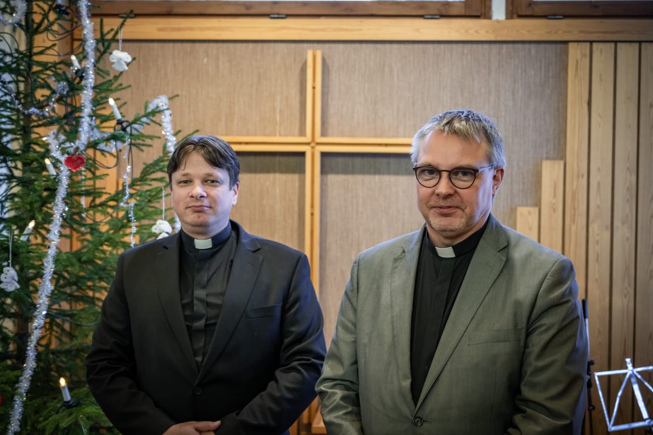 Soinin seurakunnan kirkkoherran virkaa hakeneet Terho Kanervikkoaho ja Samuel Mäkinen esittäytyivät seurakuntakodilla.