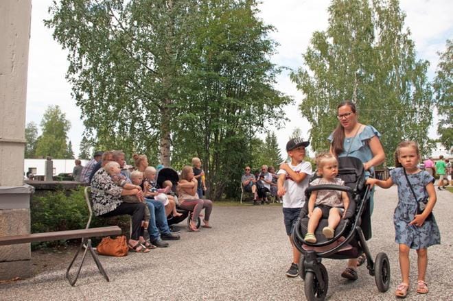 Alajärven Rauhanyhdistys ry. järjestää maakunnalliset kesäseurat Alajärvellä Kirkon ja Aalto-keskuksen tienoilla heinä-elokuun vaihteessa, mikäli koronarajoitukset sen sallivat. Perinteisesti seuroihin on saapunut tuhansittain osallistujia ja paikalle on kertynyt satoja asuntovaunukuntia. ARKISTOKUVA: KAROLIINA SYRJÄ