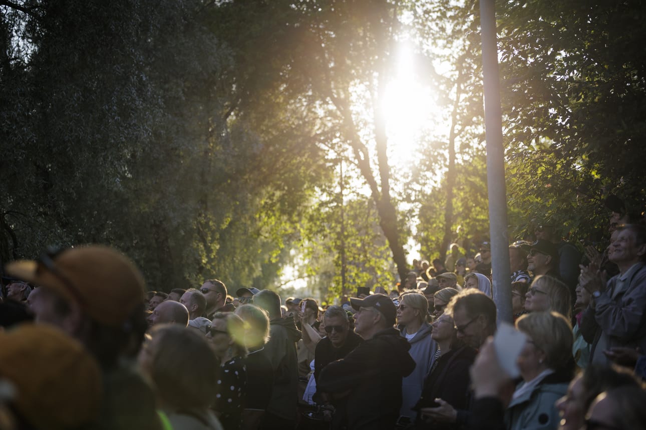 Poutainen sää jatkuu Oulun seudulla. Sadepäivien jälkeen auringosta on jo nautittu loppuviikosta. Kuva lauantailta, jolloin Merikosken ylitystä vaieria pitkin kerääntyi katsomaan lukuisa joukko.