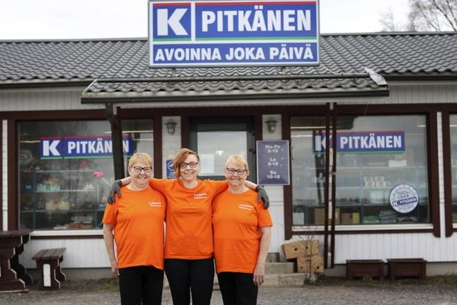 Annika Pitkänen (keskellä) on Arja Pitkäsen (oikealla) tytär. Kaupan kolmas Pitkänen on Arjan sisko Airi. KUVA: JOHANNA KATAJA