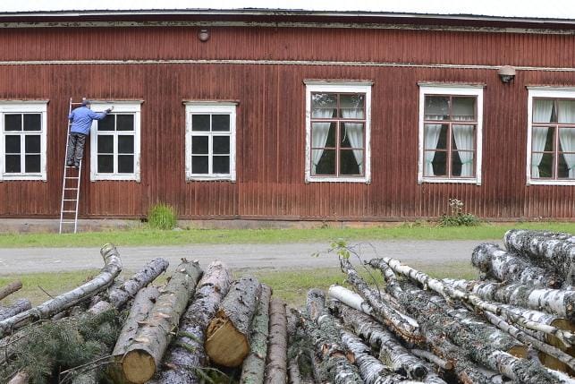 Jurvan Kirkonkylän nuorisoseuraa on kunnostettu vähitellen. Kesällä 2015 muun muassa krapattiin ikkunanpuitteita. KUVA: JAANA ALA-LAHTI