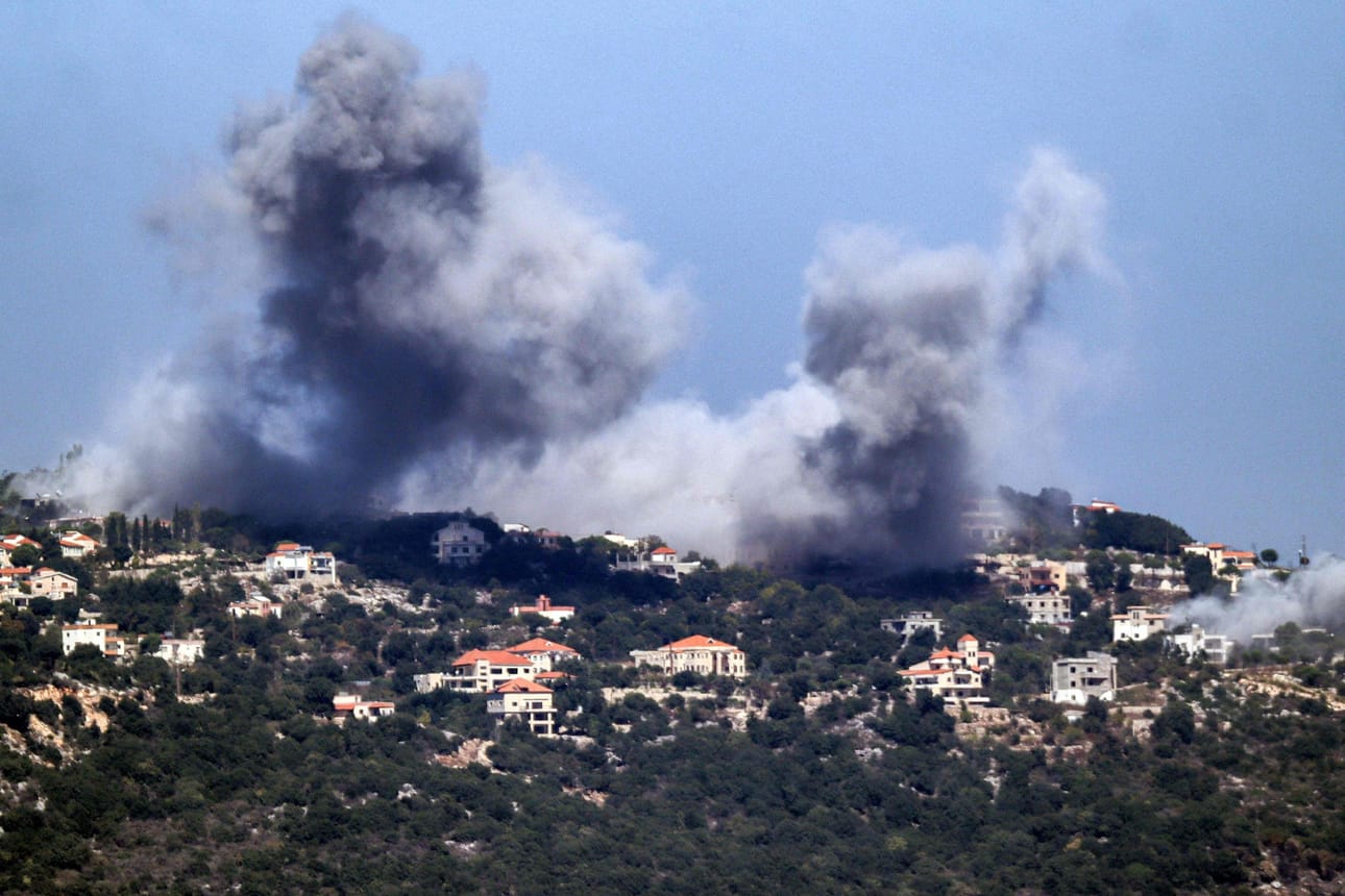 Israelin armeija ilmoitti tekevänsä laajoja iskuja Etelä-Libanoniin ja Bekaanlaaksoon sen jälkeen kun äärijärjestö Hizbollahin ampuma ohjus oli ensimmäistä kertaa koskaan edennyt Tel Avivin alueelle. Kuvassa savua Sujudin kylästä Etelä-Libanonista. LEHTIKUVA / AFP