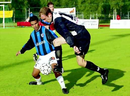 Aidan yli. Tervarien laitapuolustaja Mika Elovaara loikkii pallon kanssa InterinAristides Pertotin jalan yli.